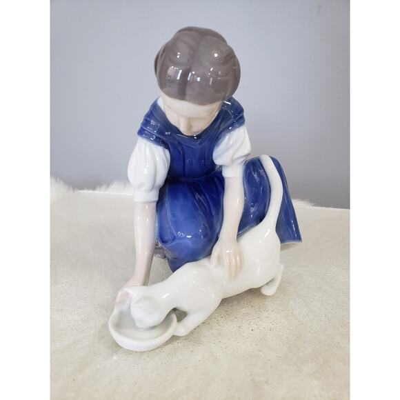 RARE GIRL‎ FEEDING CAT Early B & G Bing and Grondahl Denmark 1745